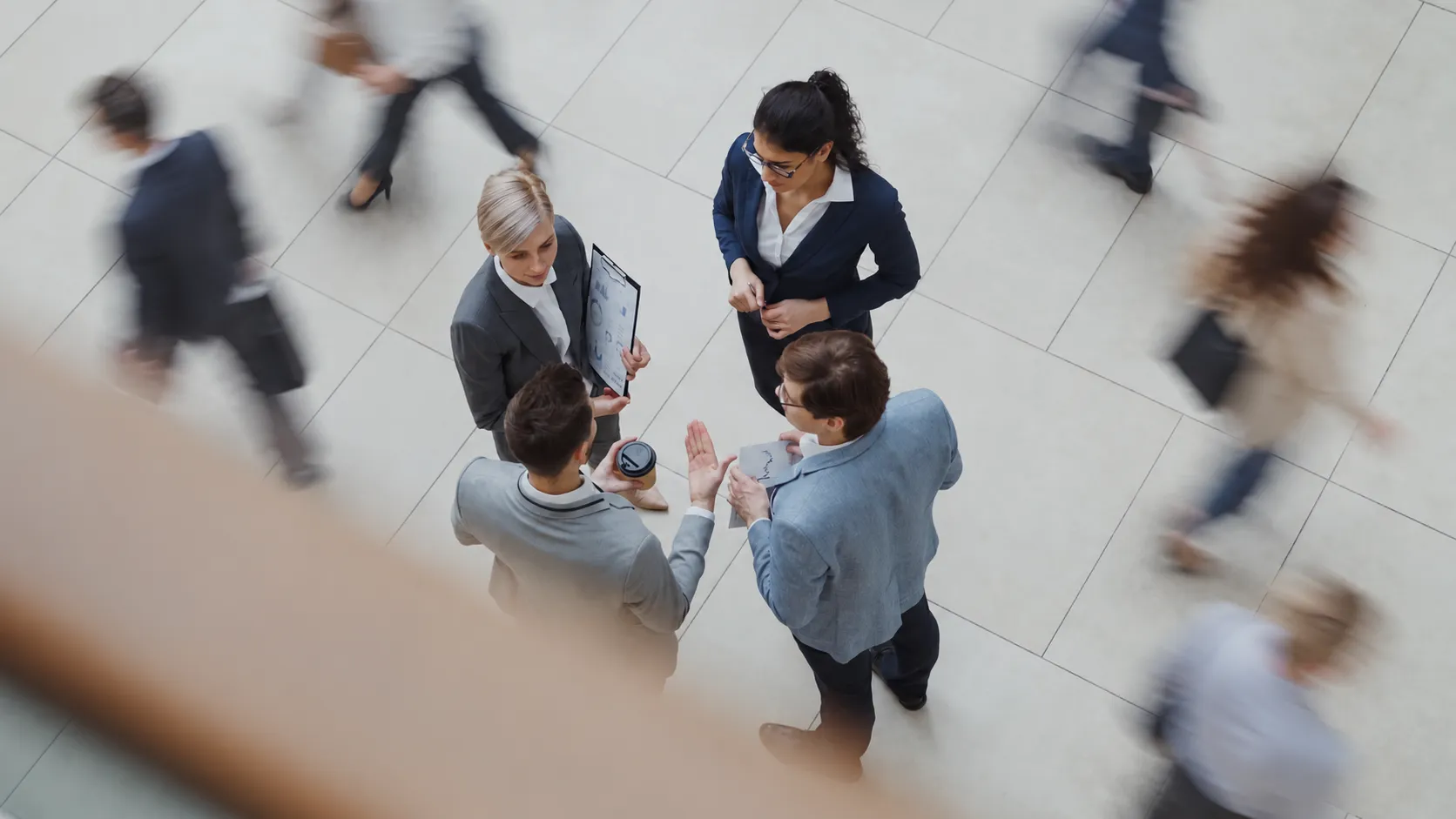 ¿Qué necesita una empresa antes de implementar IA? 6 decisiones clave
